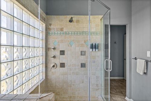 Ένα μπάνιο στο Oceanfront Galveston Beach House Steps to Sand!