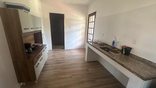 Kuchyň nebo kuchyňský kout v ubytování Casa em Rio das Ostras