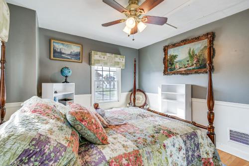 une chambre avec un lit et un ventilateur de plafond dans l'établissement Art Lovers Paradise! Cozy Cottage in Huntington, à Huntington