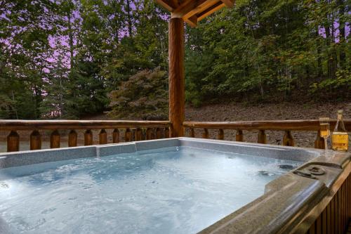 Φωτογραφία από το άλμπουμ του Luxury Cabin with Hot Tub, Fire Pit and Near the Lake σε Morganton
