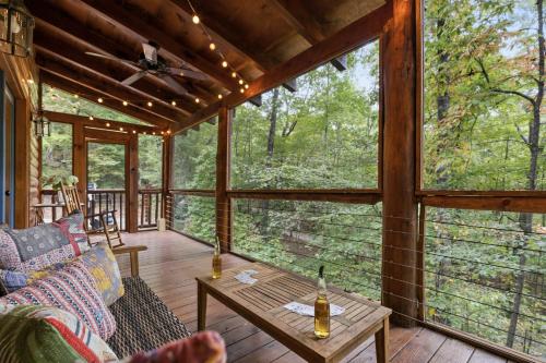 Μπαλκόνι ή βεράντα στο Luxury Cabin with Hot Tub, Fire Pit and Near the Lake