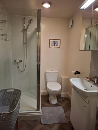 Ένα μπάνιο στο The Snug, a great flat in the heart of Peebles.