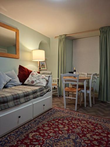 Ένα ή περισσότερα κρεβάτια σε δωμάτιο στο The Snug, a great flat in the heart of Peebles.