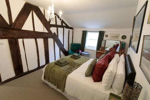 a bedroom with a large bed in a room at Pepper House Rooms - shared facilities - pet friendly in Ludlow