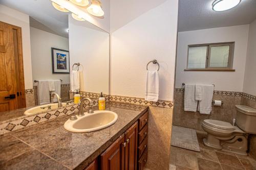 Et badeværelse på Daly's Digs By Hauserman Rentals