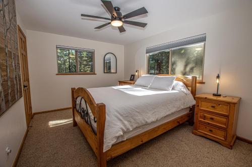 En eller flere senge i et værelse på Daly's Digs By Hauserman Rentals