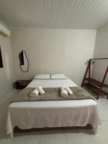 ein Schlafzimmer mit einem Bett mit Handtüchern darauf in der Unterkunft Pousada Casa Marelle in Paracuru