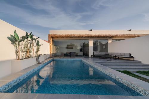 una piscina nel cortile di una casa di شاليهات روح نجد a Al ‘Ammārīyah