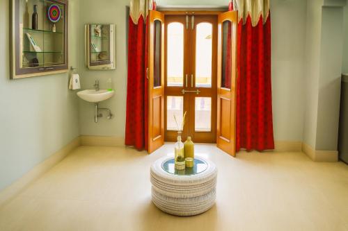 Ένα μπάνιο στο Fort Glance by Shivalaya