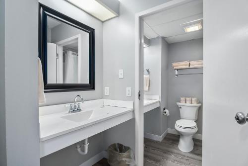 Vannituba majutusasutuses Top Floor Standard Suite Bay View TBSSBV