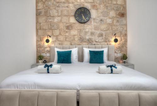 Ένα ή περισσότερα κρεβάτια σε δωμάτιο στο Mountain Top Views -201- נופי פסגות