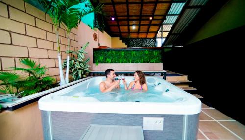 a man and a woman in a bath tub at Blu House Nature & Tours in Chachagua
