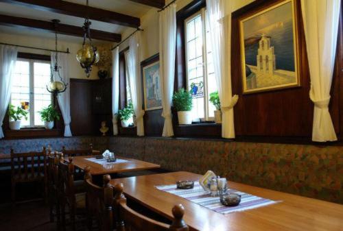 Un restaurante o sitio para comer en Hotel Filoxenia