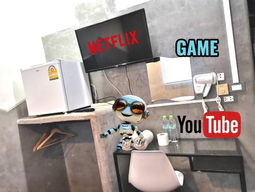 Eine Spielfigur sitzt an einem Schreibtisch in einem Büro. in der Unterkunft Hive28 in Bang Kapi