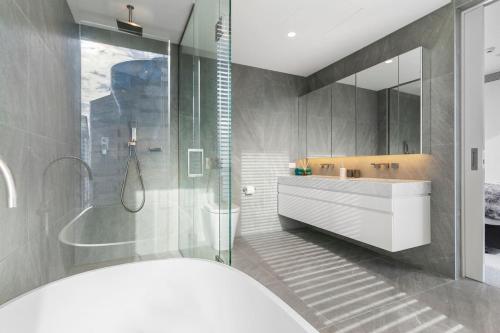 Koupelna v ubytování Luxury 2BR Apartment on Albert