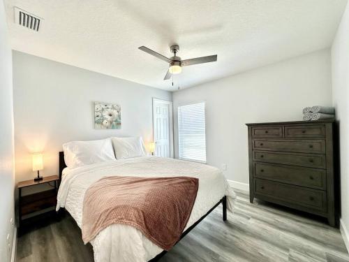 a bedroom with a bed and a ceiling fan at White Oak Spacious and Comfy in Marion Oaks