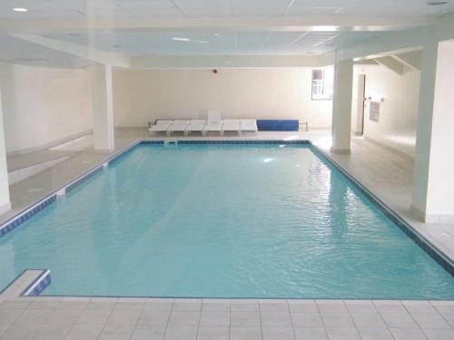 Un cocon en plein cœur de la Mongie في لا مونجي: حمام سباحة كبير في مبنى