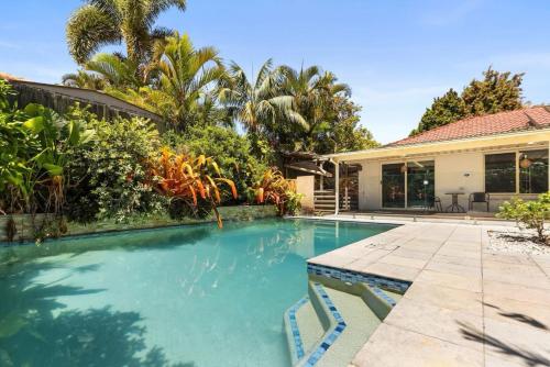 Bazén v ubytování 4BR Bayside Retreat w Pool Walk to Waterfront - 3 Carolena nebo v jeho okolí