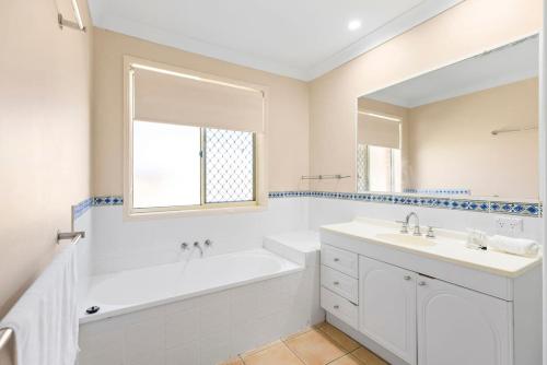 Koupelna v ubytování 4BR Bayside Retreat w Pool Walk to Waterfront - 3 Carolena