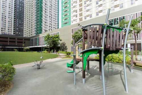 Zona de juegos infantil en Cozy Studio Unit Near IT Park with Pool Access