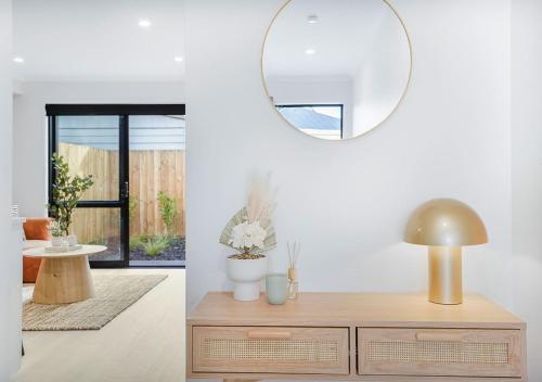 Φωτογραφία από το άλμπουμ του Brand New, King-Bed, Central City -By KOSH σε Claudelands