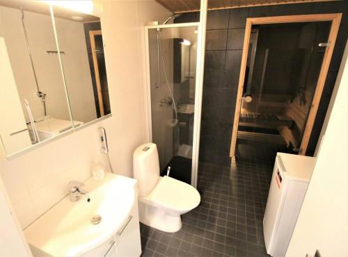 Ένα μπάνιο στο Convenient Apartment for 5 with Sauna