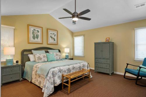 Un dormitorio con una cama y un ventilador de techo. en Tee Dreams - C0432, en Sanderling