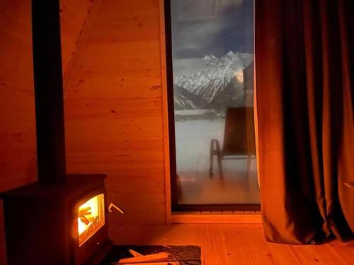 梅斯蒂亚WinterFell Mestia的窗户客房内的燃木炉