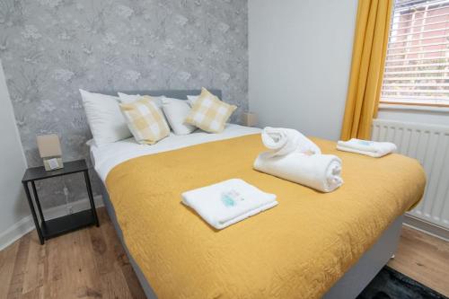 une chambre avec un lit avec des serviettes dessus dans l'établissement Stylish 2BR in Renfrew, à Renfrew