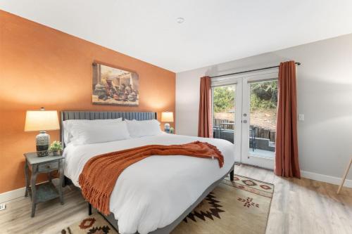 ein Schlafzimmer mit großem Bett und Fenster in der Unterkunft 2BR Sedona Escape with Workspace and Pool Access in Sedona