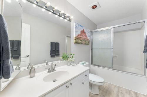 ein weißes Badezimmer mit Waschbecken und Toilette in der Unterkunft 2BR Sedona Escape with Workspace and Pool Access in Sedona