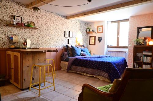 罗亚河畔布雷伊studio calme et lumineux的卧室里有一张床和一张书桌