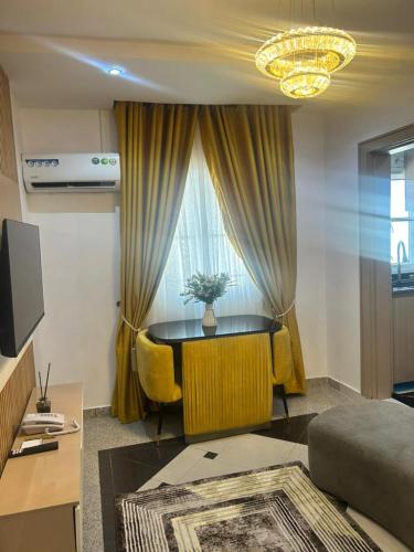 TV a/nebo společenská místnost v ubytování OPULENT OASIS Hotel and Apartments