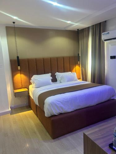 Postel nebo postele na pokoji v ubytování OPULENT OASIS Hotel and Apartments