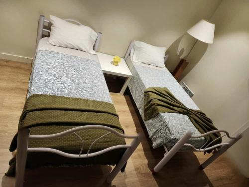 zwei Betten nebeneinander in einem Zimmer in der Unterkunft Step by step room in Pamplona