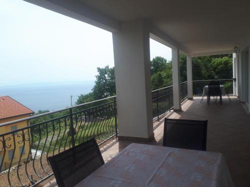 a patio with a table and chairs on a balcony at Charmante Wohnung Adriana F in Dobreć