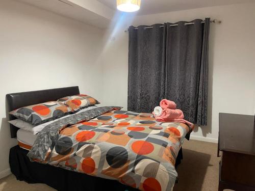 une chambre avec un lit avec un animal en peluche dessus dans l'établissement Executive 1 Bed Lovely Apartment, à Aberdeen