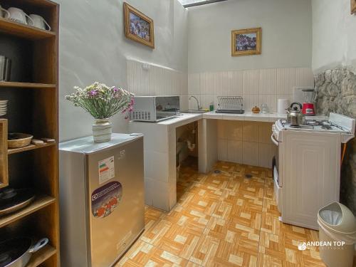 una cocina con refrigerador y estufa en Spacious Apartment Near Plaza Principal, en Cusco