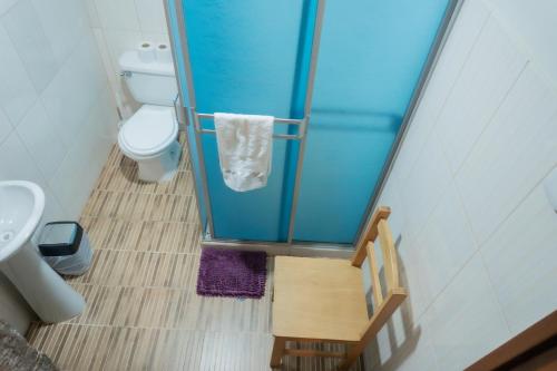 库斯科Spacious Apartment Near Plaza Principal的带淋浴和卫生间的小浴室