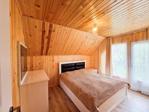 Postel nebo postele na pokoji v ubytování Bacho's cottages Mzetamze - cozy mountain retreat