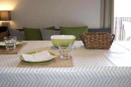 ein Tisch mit Tellern und Gläsern darauf in der Unterkunft Abis Ferienwohnung Salzkammergut in Strobl