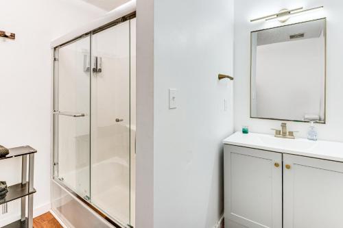 ein weißes Badezimmer mit Dusche und Waschbecken in der Unterkunft 6 Mi to Marietta Square Family Retreat with Yard! in Macland