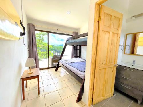 Un pat sau paturi într-o cameră la Private Home With Amazing Mountain Views Near Tam