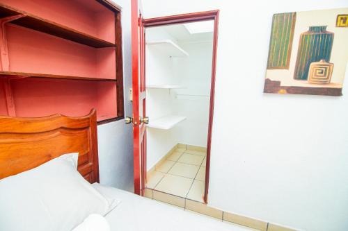 Un dormitorio con una cama y una puerta abierta. en Casa Imabite, en León