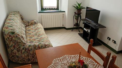 Μια τηλεόραση ή/και κέντρο ψυχαγωγίας στο Chichibbio Casa Vacanza Appartamento in Centro Storico fra le montagne nel piccolo borgo di Braone