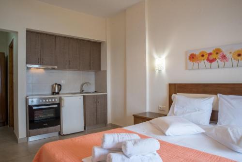 霍里顿姆帕尔克尼旅馆的一间卧室，床上有一张带毛巾的床