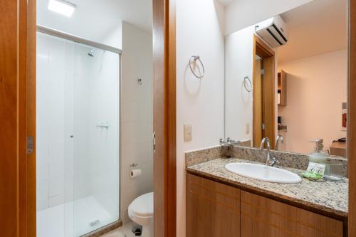 巴西利亚BSB STAY Premium Flats Particulares - Saint Moritz的带水槽、马桶和淋浴的浴室