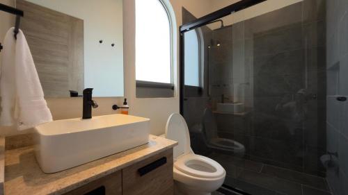 a bathroom with a sink and a toilet and a shower at Hermosa Casa en San Miguel con cancha de pádel in San Miguel de Allende