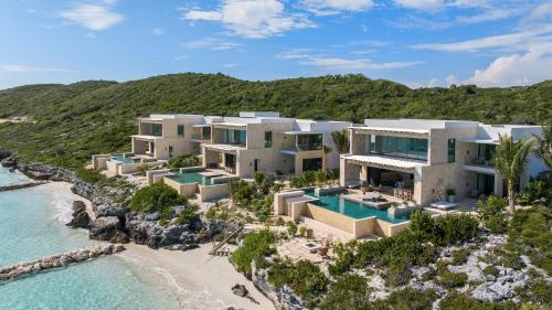 una vista aérea de una casa en la playa en The Strand Turks and Caicos, en Providenciales