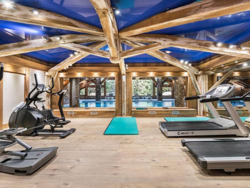 Appartement ski aux pieds avec terrasse et accès piscine